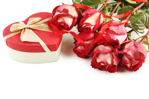 Hermosas rosas rojas con caja de regalo — Foto de Stock