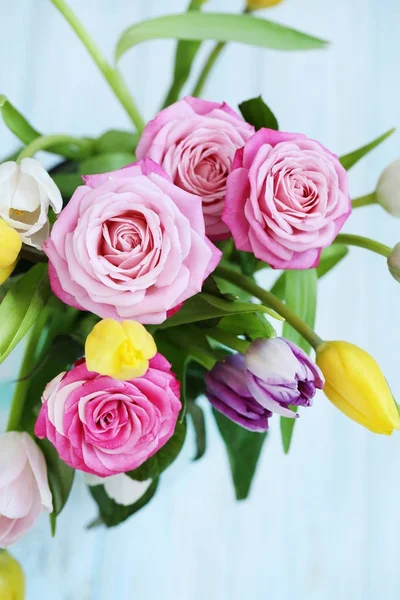 Bouquet of beautiful roses and tulips — Stock Photo, Image