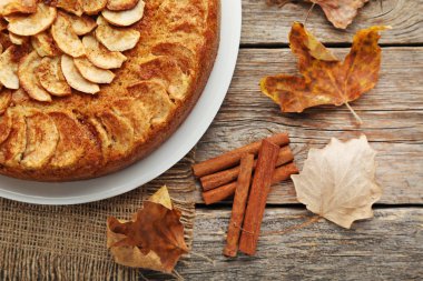 Elmalı kek tarçın ve kuru yaprakları