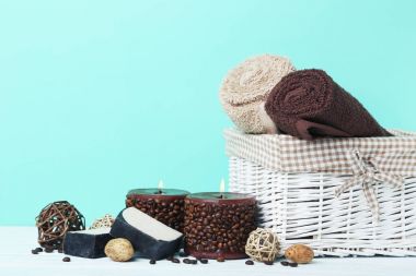 Mum ve sabun ile havlu