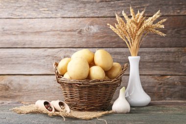 Hasır sepette patates 