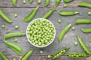 Taze taze bezelyeler kasede 