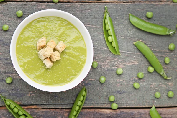 Sup kacang polong hijau dalam mangkuk dengan rusks — Stok Foto
