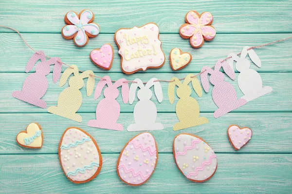 Biscuits de Pâques avec lapins en papier — Photo