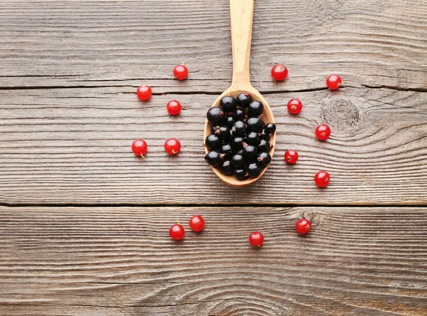 Schwarze Johannisbeeren im Löffel — Stockfoto