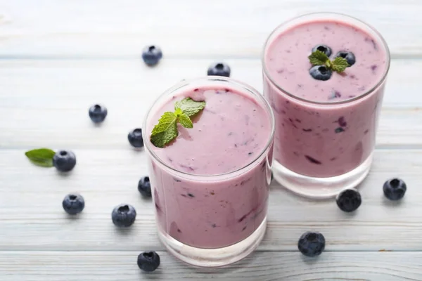 Verse bosbessen smoothie in glazen — Stockfoto