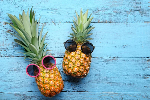 Ripe pineapples with sunglasses — Stock Photo, Image