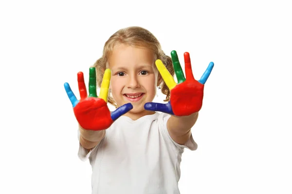 Krásná holčička s barevné malované ruce — Stock fotografie