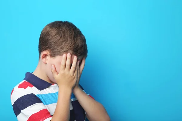 Retrato de niño triste sobre fondo azul — Foto de Stock