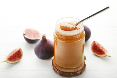 Kaşık ile cam kavanoza incir reçeli 