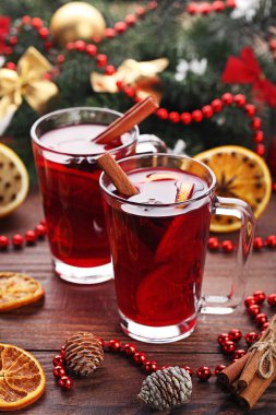 Baharat ile bardaklarda mulled şarap