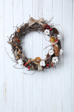 Tahta arka planda Noel çelengi