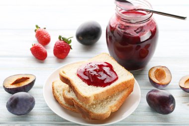 Erik reçeli ile ekmek 