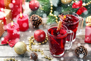 Baharat ve baubles ile bardaklarda mulled şarap