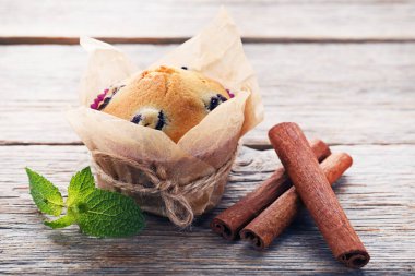 Tatlı böğürtlenli kek tarçın ile 