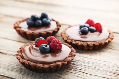 Çilek ile çikolata tartlets 