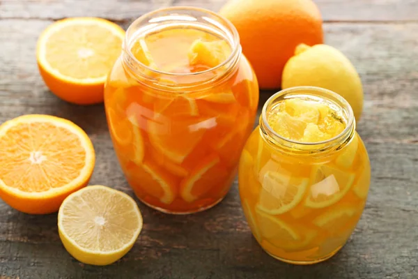 유리 항아리에 레몬과 오렌지 잼 — 스톡 사진