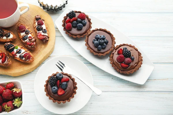 Шоколадные тартлеты с ягодами — стоковое фото
