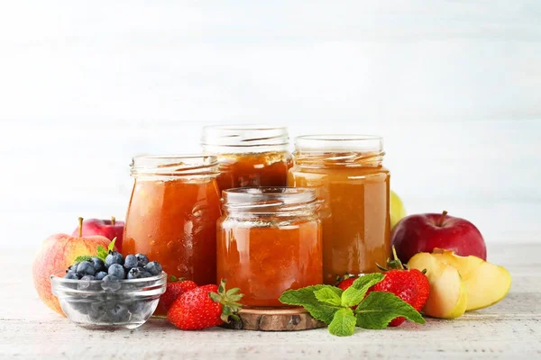 Gläser mit verschiedenen Arten von Marmelade — Stockfoto