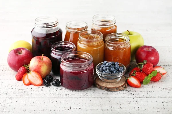 Pots en verre avec différents types de confiture — Photo