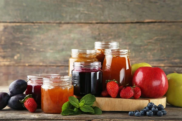 Gläser mit verschiedenen Arten von Marmelade — Stockfoto