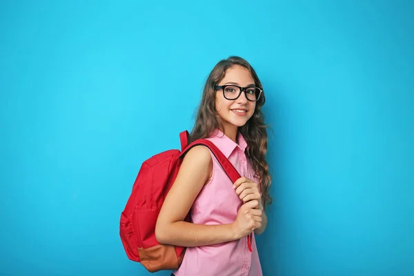 Πορτρέτο του κορίτσι φοιτητής με σακίδιο σε μπλε φόντο — Φωτογραφία Αρχείου