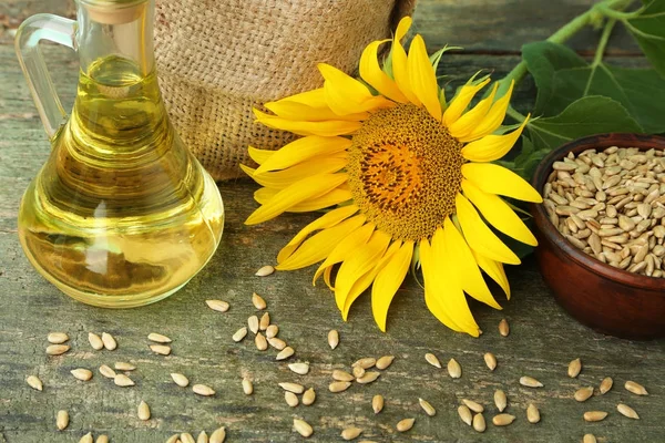 Sonnenblumenkerne in Schüssel mit einer Flasche Öl — Stockfoto