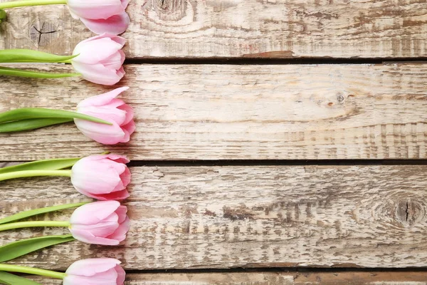 Ramo de tulipanes en la mesa — Foto de Stock