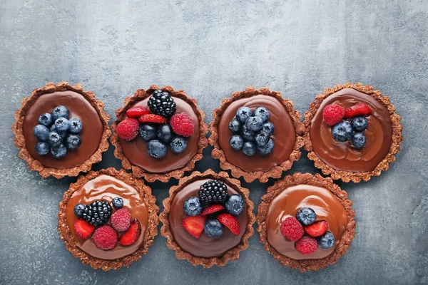 Chocolade tartlets met bessen — Stockfoto