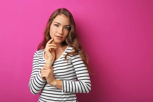 Retrato de mujer joven sobre fondo rosa — Foto de Stock