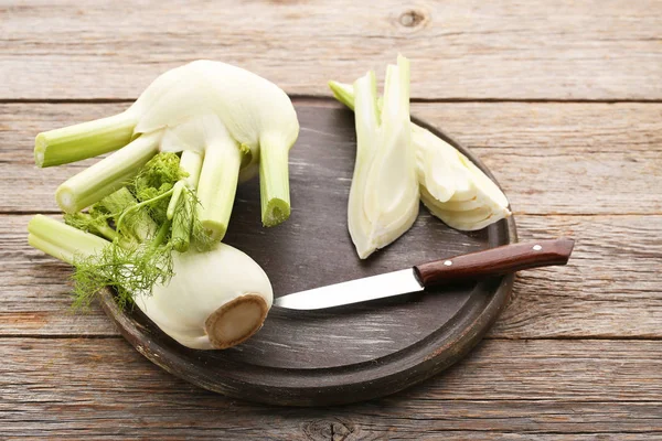 Bulbos maduros de hinojo con cuchillo — Foto de Stock