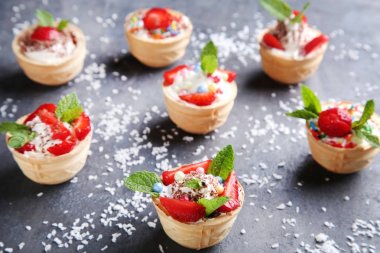Tatlı tartlets çilek ile 