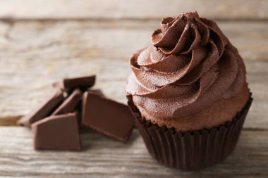 Lezzetli kek çikolata parçaları ile