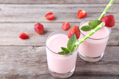 Bardaklarda çilekli yoğurt