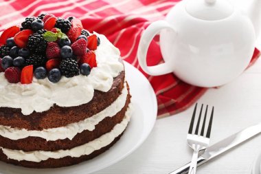 Lezzetli çikolatalı bisküvi kek çilek ile 