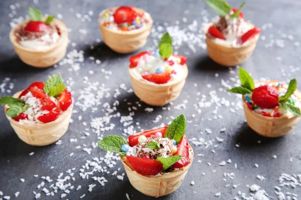 Tartaletas de postre con fresas — Foto de Stock