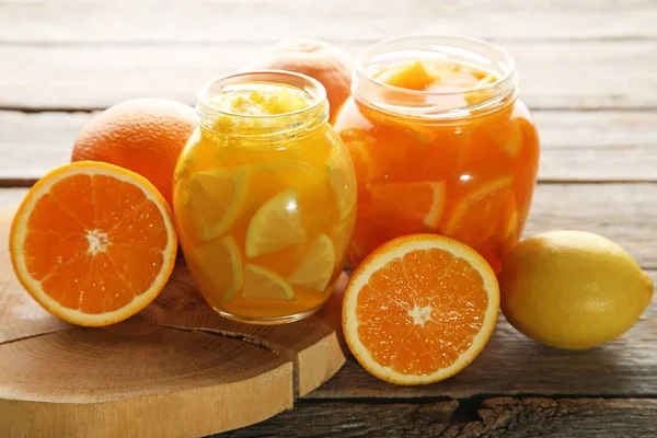 Confiture de citron et d'orange dans des pots en verre — Photo