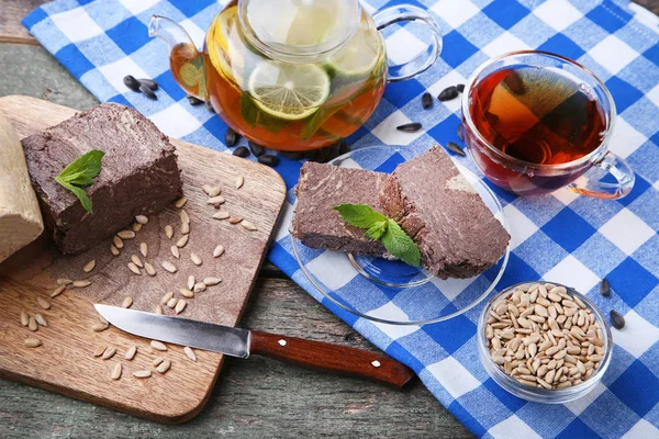 Fincan çay ve çaydanlık ile lezzetli helva 