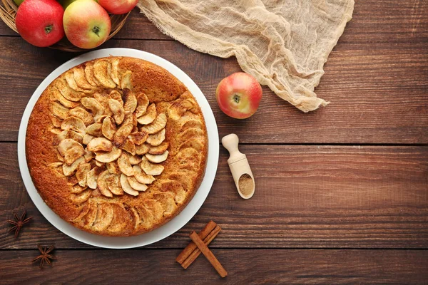 Tort de mere în farfurie pe masă de lemn maro — Fotografie, imagine de stoc