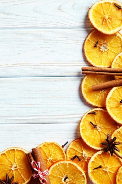 Suszone plastry pomarańczy na niebieskim drewnianym stole — Zdjęcie stockowe