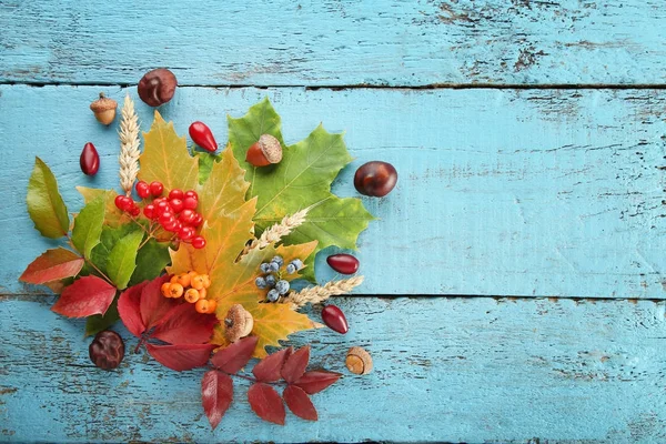 Çilek ile sonbahar yaprakları — Stok fotoğraf