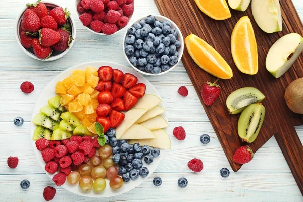 Frutos frescos em prato — Fotografia de Stock