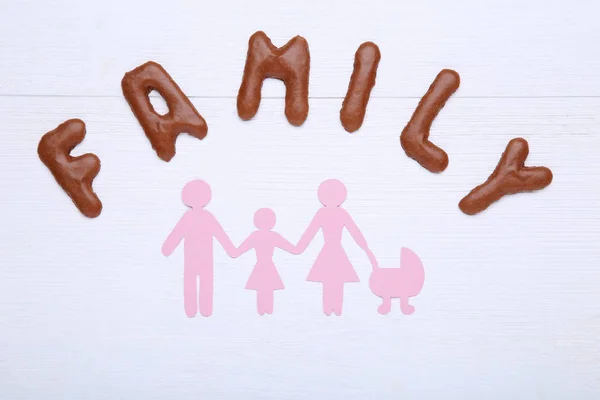 Слово Семья, написанное шоколадное печенье — стоковое фото