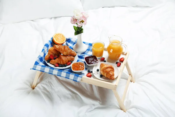 Colazione gustosa e fiori — Foto Stock