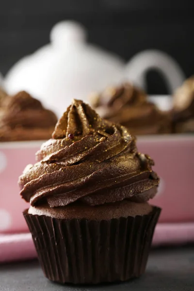 Cupcake al cioccolato sul tavolo — Foto Stock