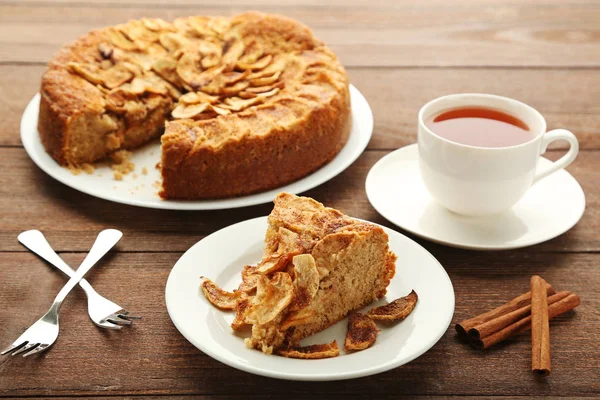 Felie de tort de mere în farfurie cu ceașcă de ceai pe fila de lemn maro — Fotografie, imagine de stoc