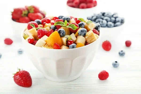 Salada de frutas frescas em tigela — Fotografia de Stock