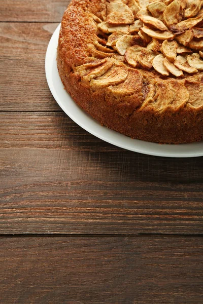 Tarta de manzana en plato sobre mesa de madera marrón — Foto de Stock