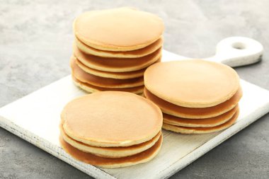 Kesme tahtası ile lezzetli gözleme 