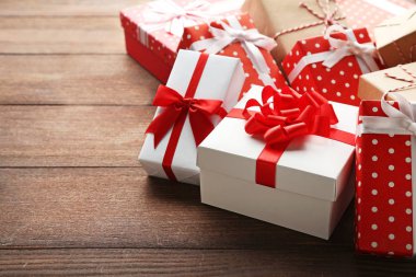 Kurdeleli hediye kutuları